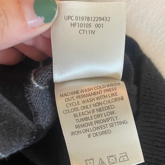 Haggar Men's V-Neck Sweater in Black and Gray Argyle - Picture 5 of 5